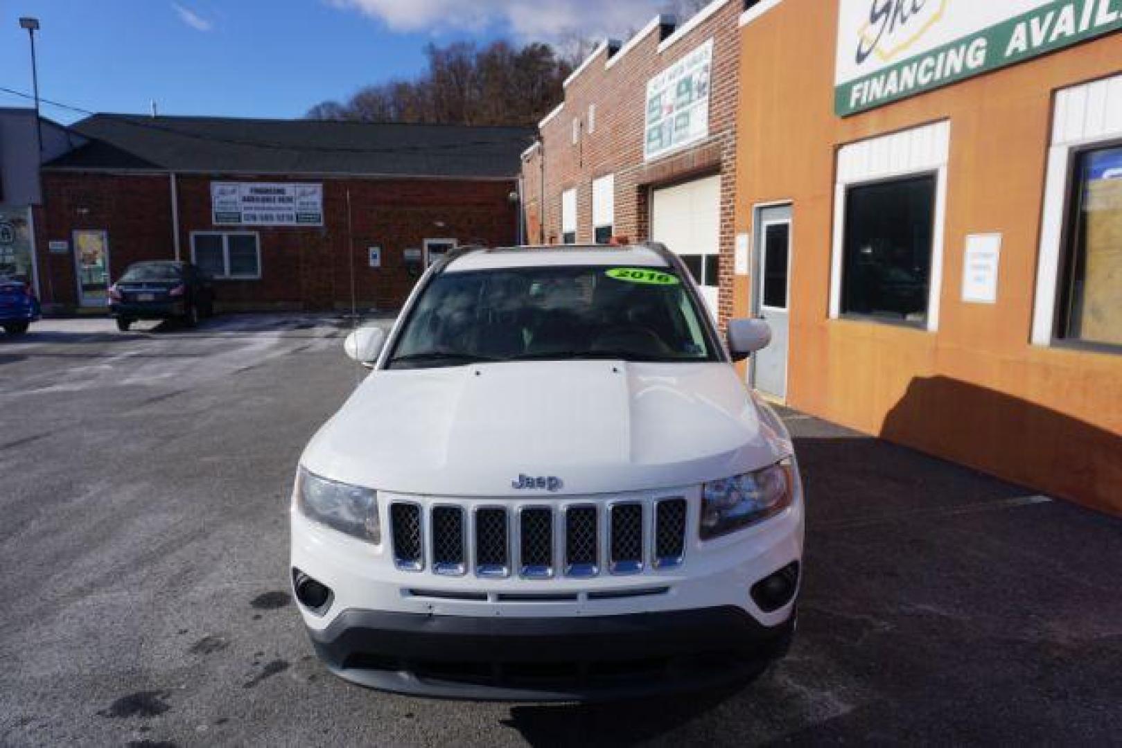 2016 White Jeep Compass Latitude 4WD (1C4NJDEB3GD) with an 2.4L L4 DOHC 16V engine, 6-Speed Automatic transmission, located at 312 Centre Ave, Schuylkill Haven, PA, 17972, (570) 593-5278, 40.638130, -76.177383 - Photo#4