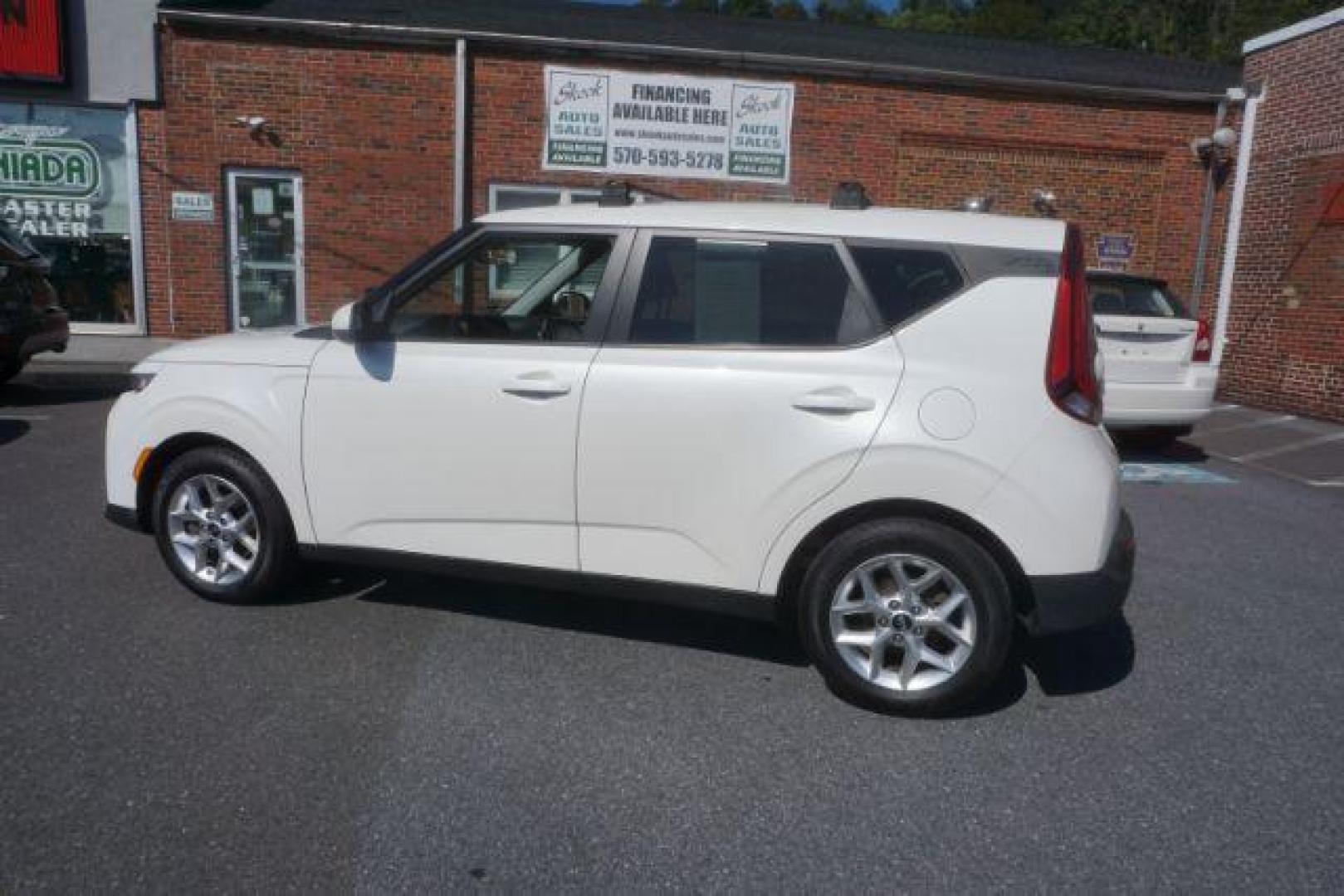 2020 Snow White Pearl Kia Soul S (KNDJ23AU1L7) with an 2.0L L4 DOHC 16V engine, Continuously Variable Transmission transmission, located at 312 Centre Ave, Schuylkill Haven, PA, 17972, (570) 593-5278, 40.638130, -76.177383 - aluminum/alloy wheels - Photo#17