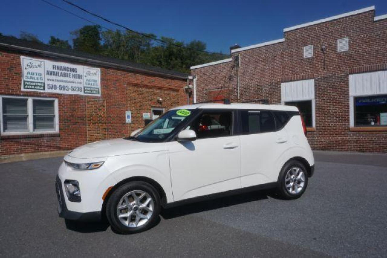 2020 Snow White Pearl Kia Soul S (KNDJ23AU1L7) with an 2.0L L4 DOHC 16V engine, Continuously Variable Transmission transmission, located at 312 Centre Ave, Schuylkill Haven, PA, 17972, (570) 593-5278, 40.638130, -76.177383 - aluminum/alloy wheels - Photo#1