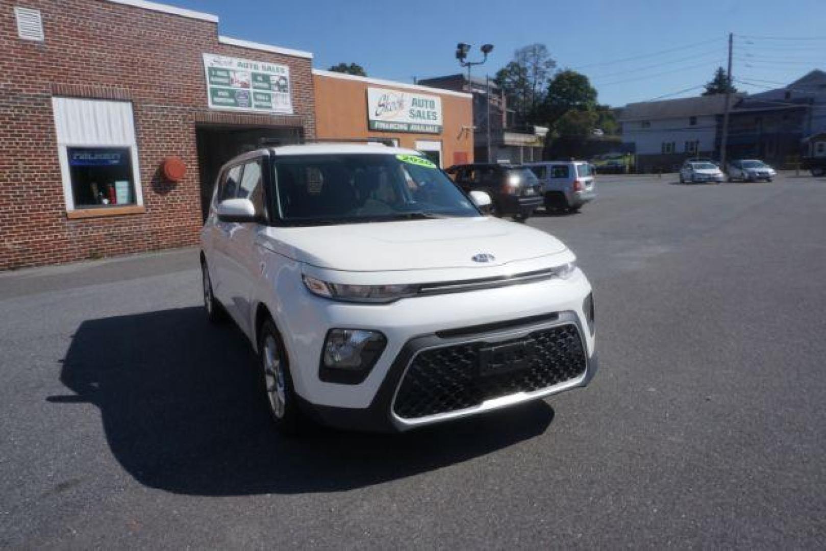 2020 Snow White Pearl Kia Soul S (KNDJ23AU1L7) with an 2.0L L4 DOHC 16V engine, Continuously Variable Transmission transmission, located at 312 Centre Ave, Schuylkill Haven, PA, 17972, (570) 593-5278, 40.638130, -76.177383 - aluminum/alloy wheels - Photo#4