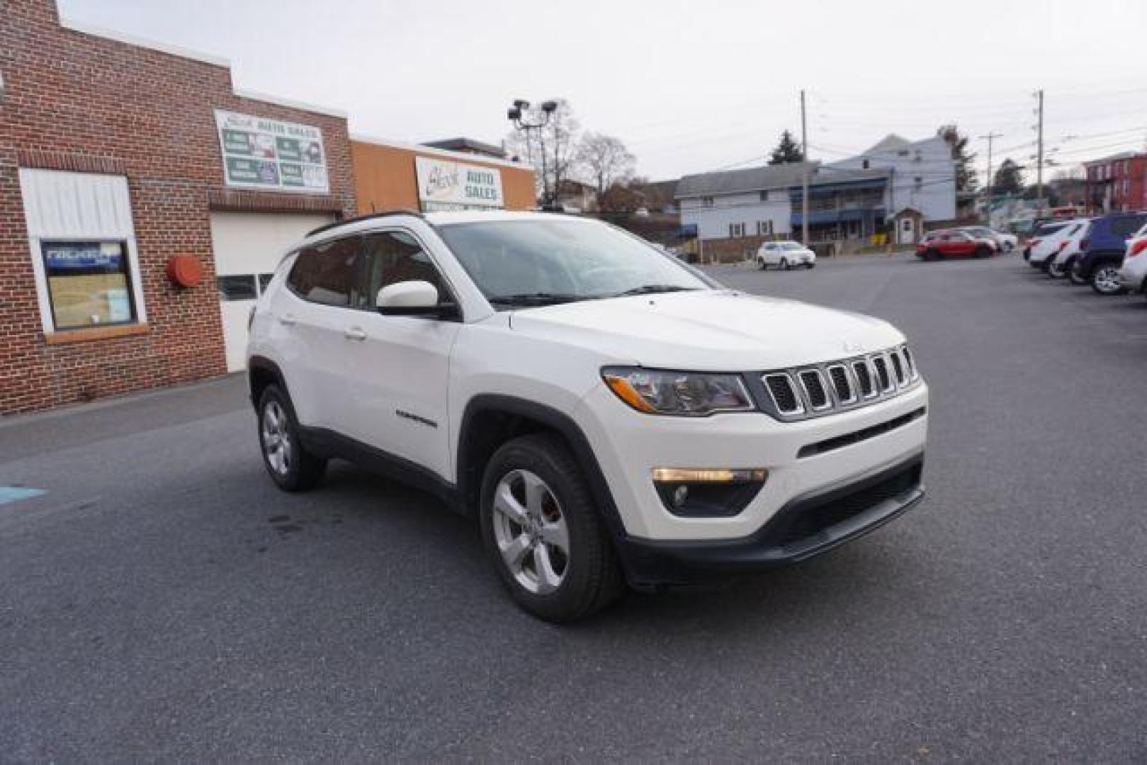 2018 White Clear Coat Jeep Compass Latitude 4WD (3C4NJDBB3JT) with an 2.4L L4 DOHC 16V engine, Continuously Variable Transmission transmission, located at 312 Centre Ave, Schuylkill Haven, PA, 17972, (570) 593-5278, 40.638130, -76.177383 - Photo#4