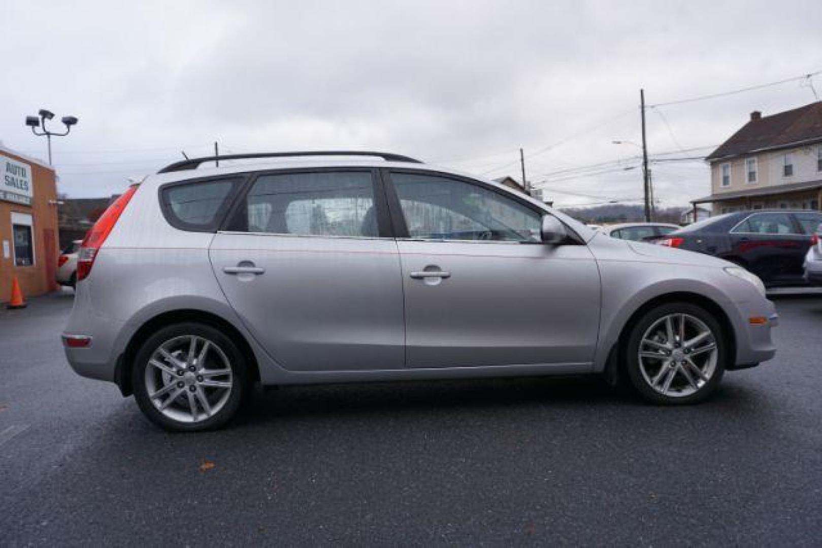 2010 Quicksilver Metallic Hyundai Elantra Touring SE Automatic (KMHDC8AE2AU) with an 2.0L L4 DOHC 16V engine, 4-Speed Automatic transmission, located at 312 Centre Ave, Schuylkill Haven, PA, 17972, (570) 593-5278, 40.638130, -76.177383 - Photo#7