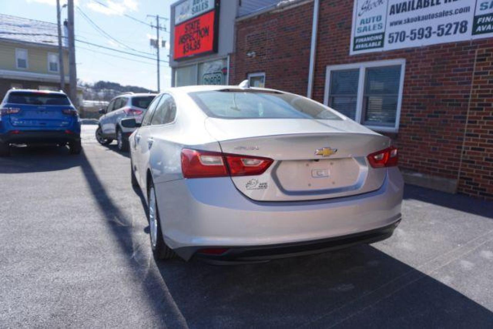 2018 Silver Ice Metallic /Dark Atmosphere/Medium Ash Gray, premium cloth Chevrolet Malibu LT (1G1ZD5ST9JF) with an 1.5L L4 DOHC 16V engine, 6-Speed Automatic transmission, located at 312 Centre Ave, Schuylkill Haven, PA, 17972, (570) 593-5278, 40.638130, -76.177383 - aluminum/alloy wheels, blind spot monitor, rear parking sensors, remote engine starter - Photo#13