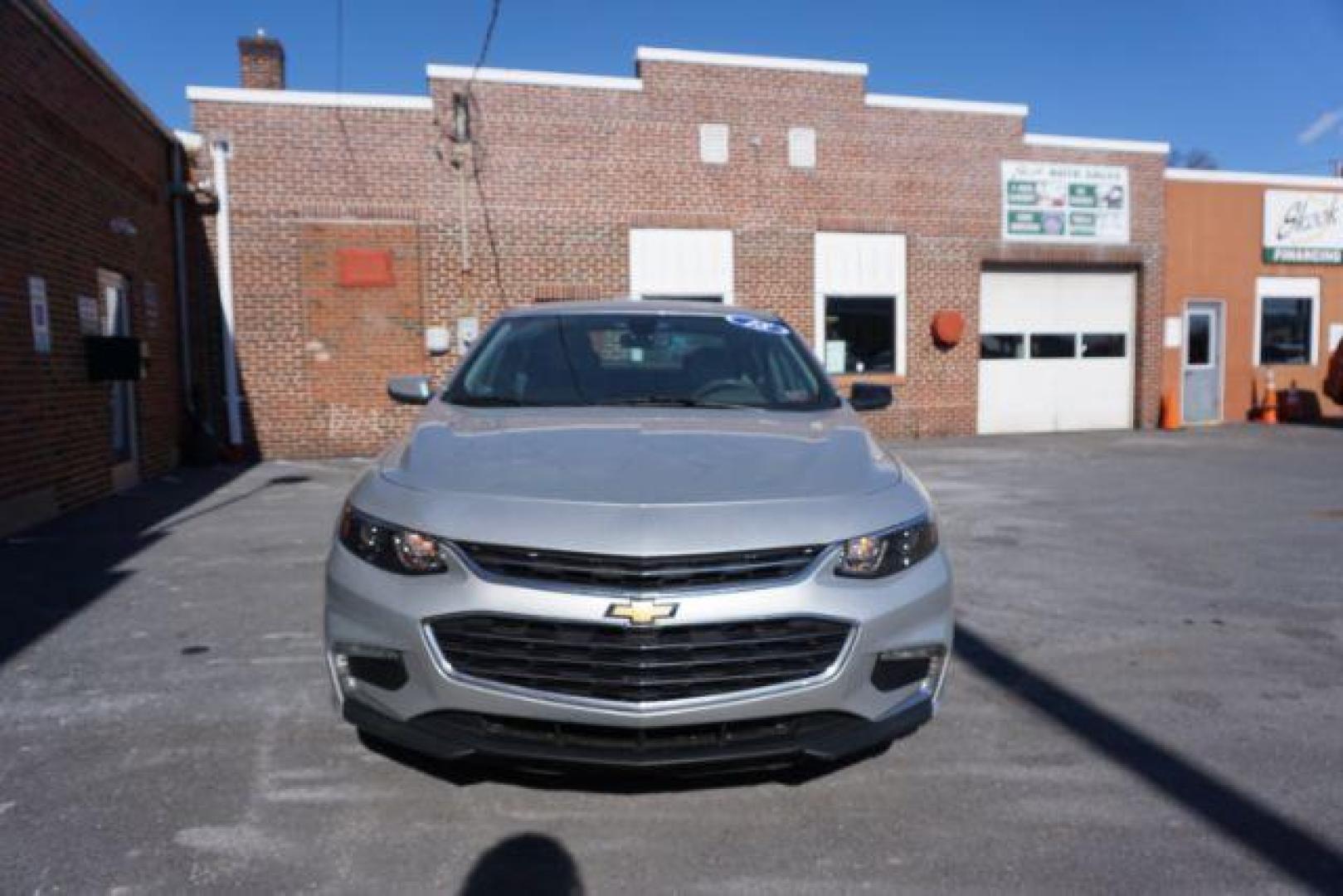 2018 Silver Ice Metallic /Dark Atmosphere/Medium Ash Gray, premium cloth Chevrolet Malibu LT (1G1ZD5ST9JF) with an 1.5L L4 DOHC 16V engine, 6-Speed Automatic transmission, located at 312 Centre Ave, Schuylkill Haven, PA, 17972, (570) 593-5278, 40.638130, -76.177383 - aluminum/alloy wheels, blind spot monitor, rear parking sensors, remote engine starter - Photo#5