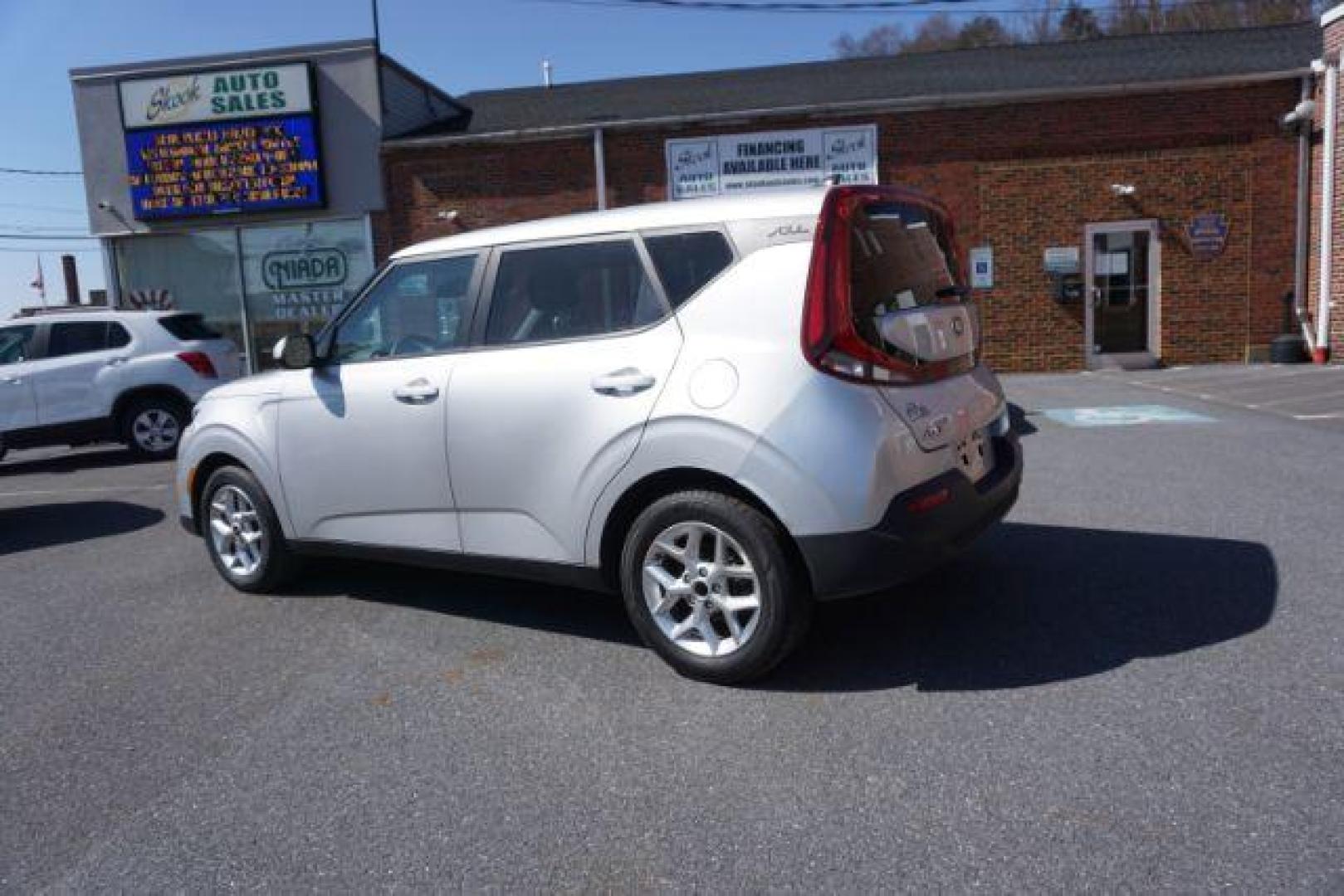 2021 Sparkling Silver Kia Soul S (KNDJ23AU7M7) with an 2.0L L4 DOHC 16V engine, Continuously Variable Transmission transmission, located at 312 Centre Ave, Schuylkill Haven, PA, 17972, (570) 593-5278, 40.638130, -76.177383 - Photo#16