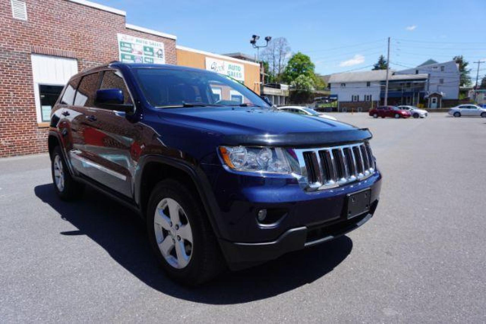 2013 True Blue Pearl Jeep Grand Cherokee Laredo 4WD (1C4RJFAG7DC) with an 3.6L V6 DOHC 24V engine, 5-Speed Automatic transmission, located at 312 Centre Ave, Schuylkill Haven, PA, 17972, (570) 593-5278, 40.638130, -76.177383 - automatic climate control, back up camera, heated front seats, leather seats, navigation, power sunroof, rear parking sensors, towing pkg - Photo#4