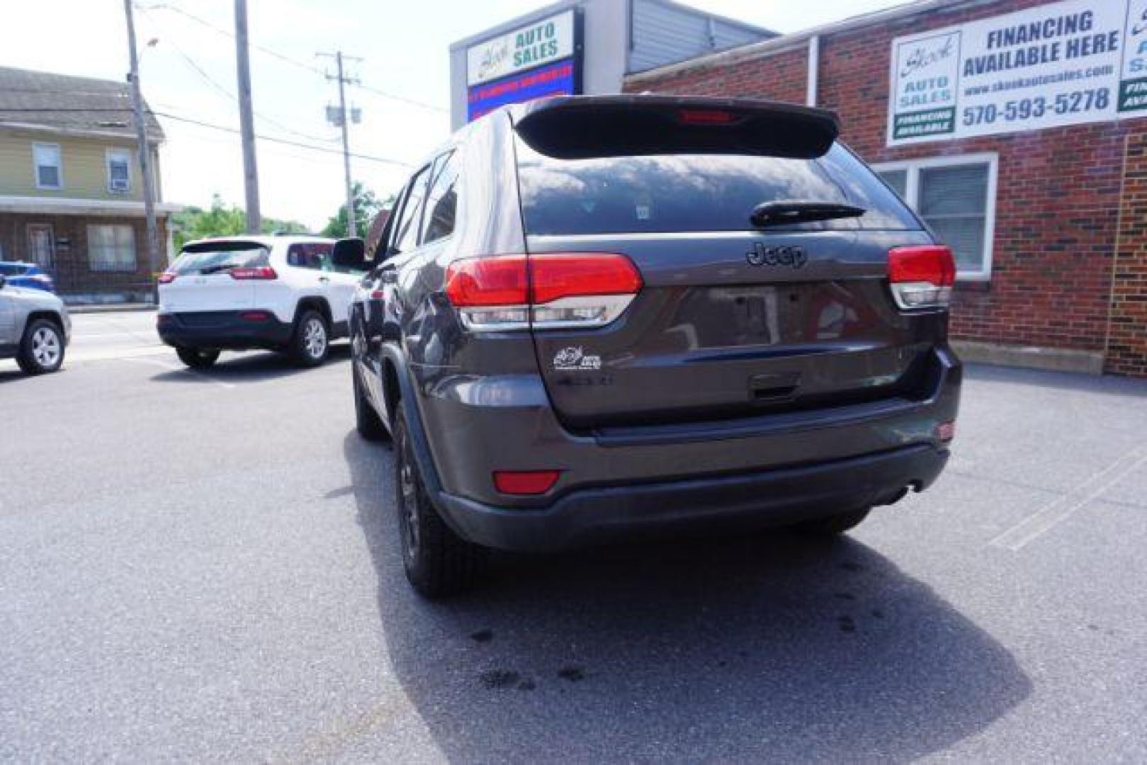 2015 Granite Crystal Met CC /Black Jeep Grand Cherokee Laredo 4WD (1C4RJFAG4FC) with an 3.6L V6 DOHC 24V engine, 8-Speed Automatic transmission, located at 312 Centre Ave, Schuylkill Haven, PA, 17972, (570) 593-5278, 40.638130, -76.177383 - heated front seats, universal garage door opener - Photo#15