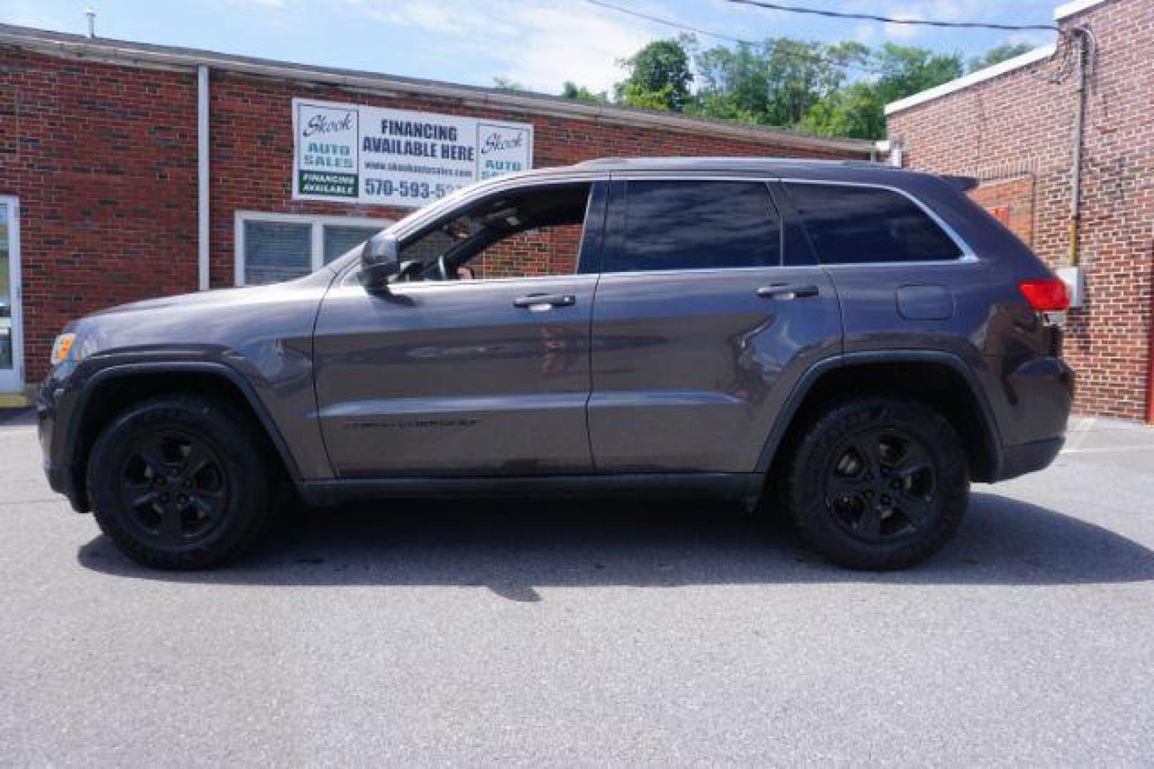 2015 Granite Crystal Met CC /Black Jeep Grand Cherokee Laredo 4WD (1C4RJFAG4FC) with an 3.6L V6 DOHC 24V engine, 8-Speed Automatic transmission, located at 312 Centre Ave, Schuylkill Haven, PA, 17972, (570) 593-5278, 40.638130, -76.177383 - heated front seats, universal garage door opener - Photo#3