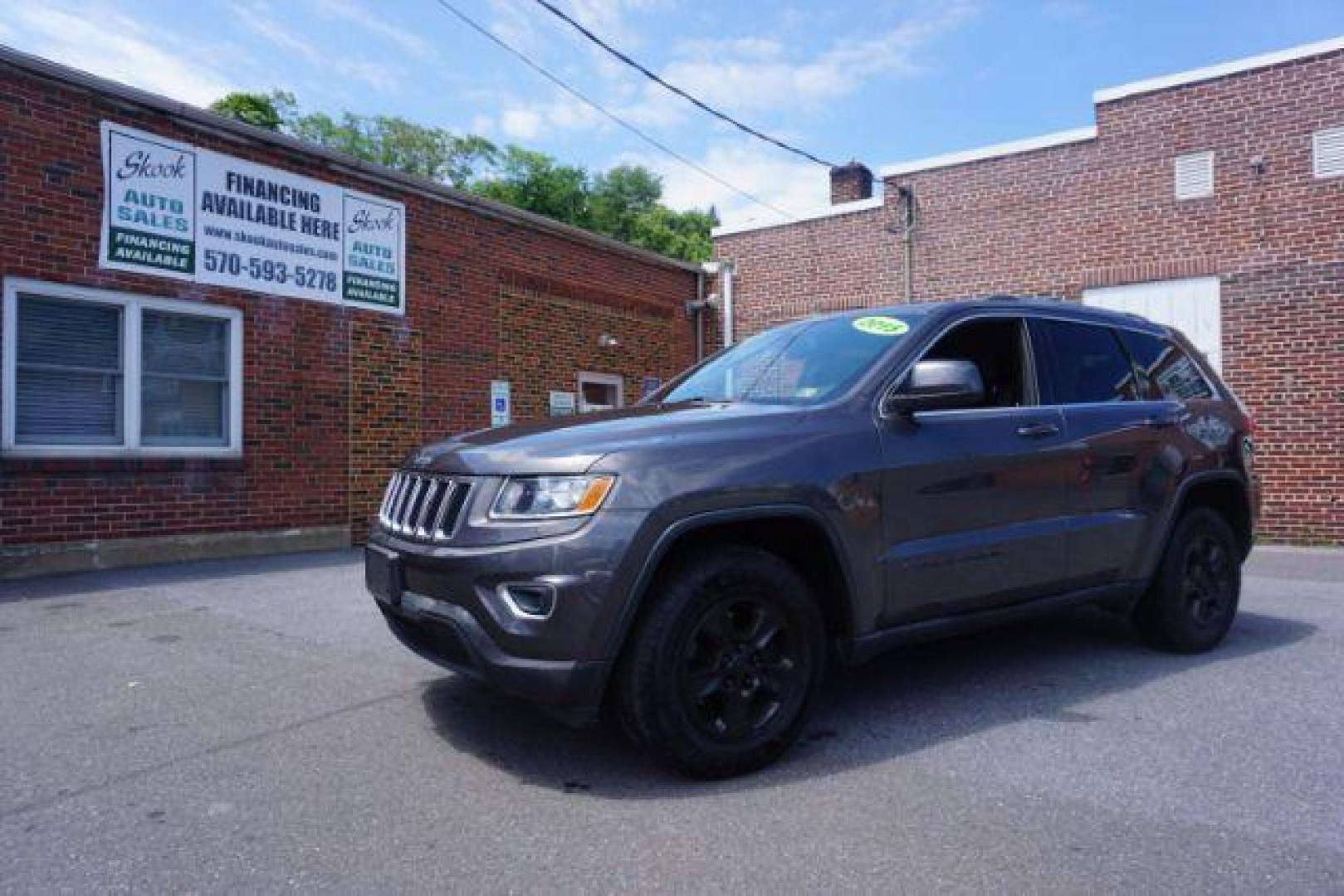 2015 Granite Crystal Met CC /Black Jeep Grand Cherokee Laredo 4WD (1C4RJFAG4FC) with an 3.6L V6 DOHC 24V engine, 8-Speed Automatic transmission, located at 312 Centre Ave, Schuylkill Haven, PA, 17972, (570) 593-5278, 40.638130, -76.177383 - heated front seats, universal garage door opener - Photo#4