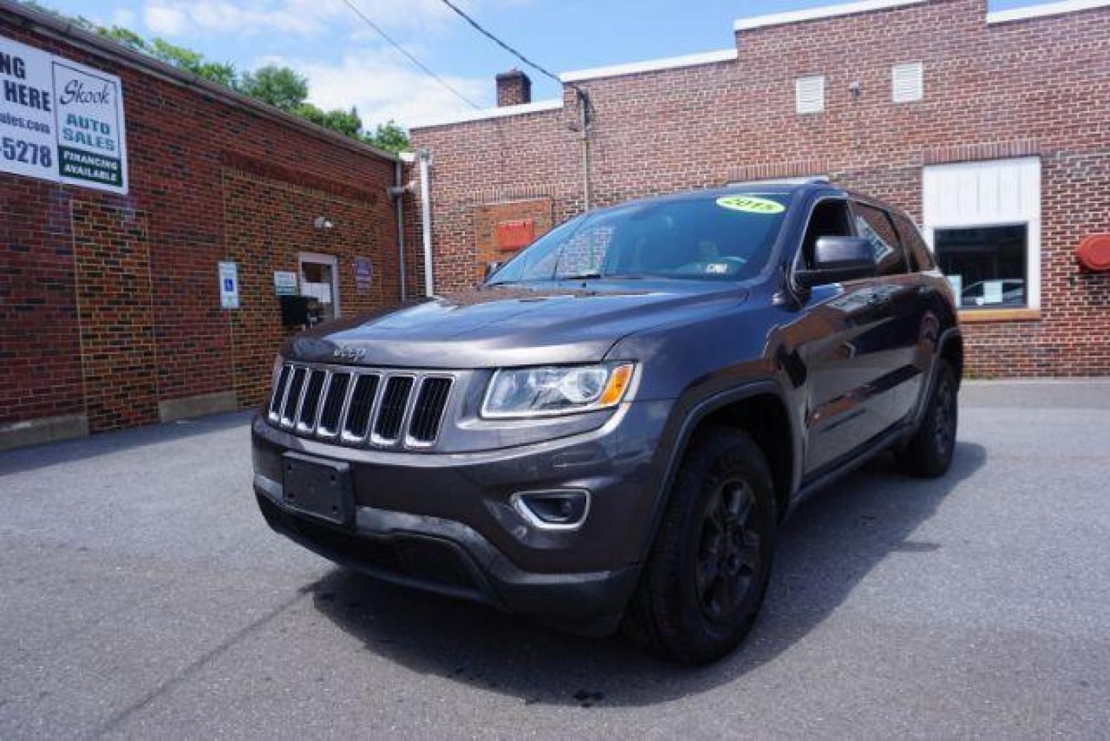 2015 Granite Crystal Met CC /Black Jeep Grand Cherokee Laredo 4WD (1C4RJFAG4FC) with an 3.6L V6 DOHC 24V engine, 8-Speed Automatic transmission, located at 312 Centre Ave, Schuylkill Haven, PA, 17972, (570) 593-5278, 40.638130, -76.177383 - heated front seats, universal garage door opener - Photo#5