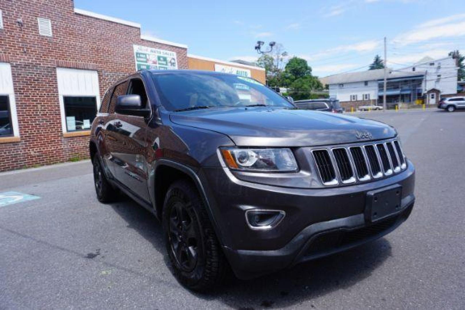 2015 Granite Crystal Met CC /Black Jeep Grand Cherokee Laredo 4WD (1C4RJFAG4FC) with an 3.6L V6 DOHC 24V engine, 8-Speed Automatic transmission, located at 312 Centre Ave, Schuylkill Haven, PA, 17972, (570) 593-5278, 40.638130, -76.177383 - heated front seats, universal garage door opener - Photo#8