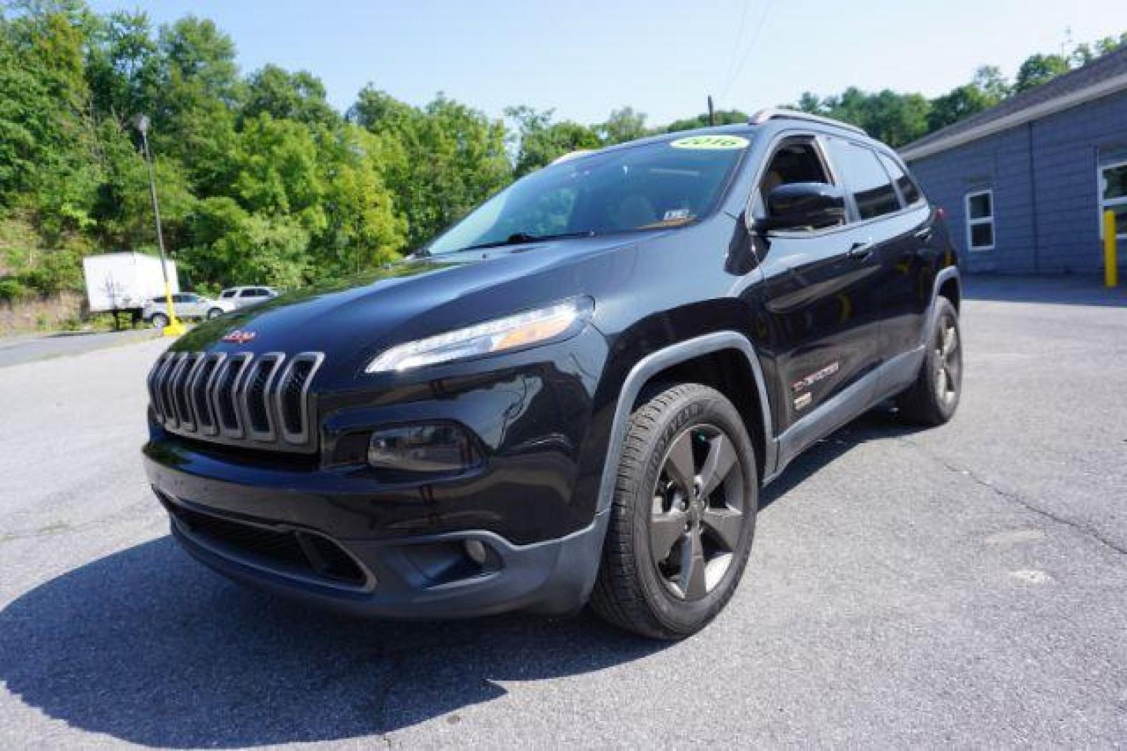 2016 Brilliant Black Crystal Pearl Coat /Black/Light Frost Beige, premium cloth Jeep Cherokee Latitude 4WD (1C4PJMCB2GW) with an 2.4L L4 DOHC 16V engine, 9-Speed Automatic transmission, located at 312 Centre Ave, Schuylkill Haven, PA, 17972, (570) 593-5278, 40.638130, -76.177383 - blind spot monitor, heated front seats, heated exterior mirrors, power drivers seat, power liftgate, power sunroof, rear parking sensors, universal garage door opener - Photo#4