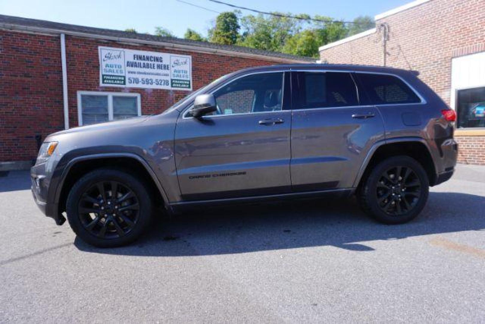 2015 Granite Crystal Met CC /Black Jeep Grand Cherokee Laredo 4WD (1C4RJFAG1FC) with an 3.6L V6 DOHC 24V engine, 8-Speed Automatic transmission, located at 312 Centre Ave, Schuylkill Haven, PA, 17972, (570) 593-5278, 40.638130, -76.177383 - leather seats, back up camera, heated front seats, power liftgate, rear parking sensors - Photo#1