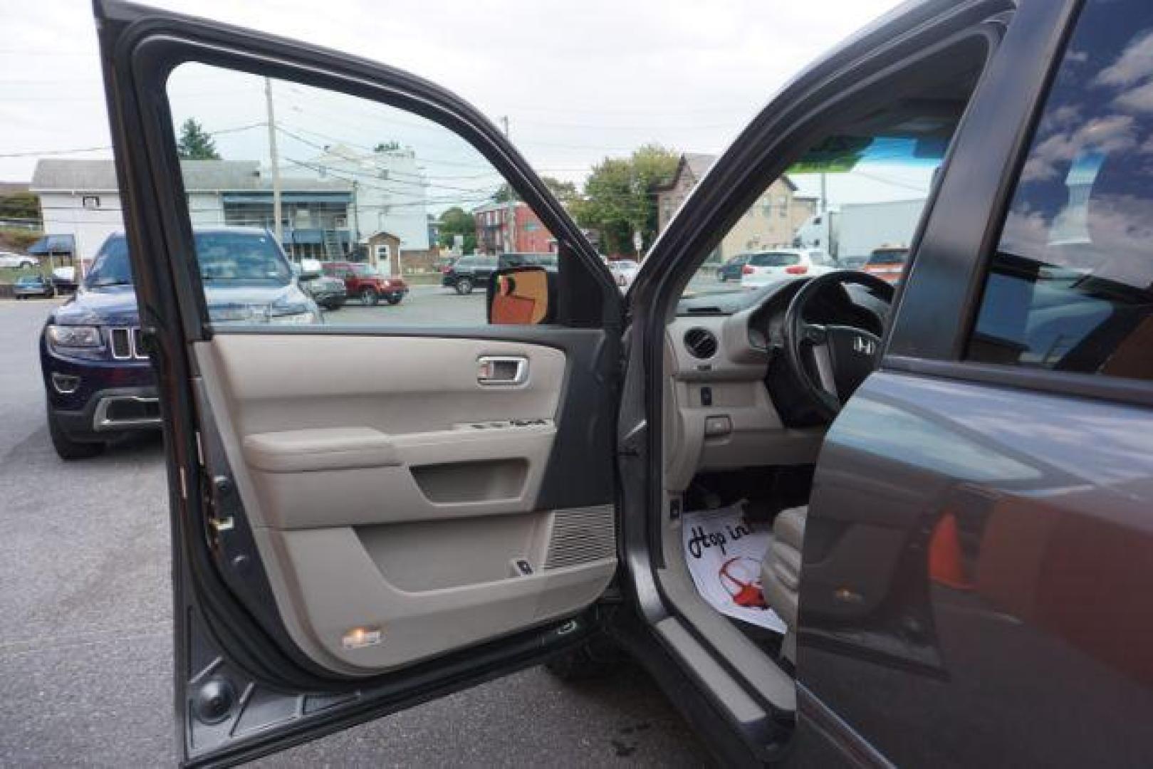 2011 Mocha Metallic /Gray Leather Interior Honda Pilot EX-L 4WD 5-Spd AT (5FNYF4H59BB) with an 3.5L V6 SOHC 24V engine, 5-Speed Automatic transmission, located at 312 Centre Ave, Schuylkill Haven, PA, 17972, (570) 593-5278, 40.638130, -76.177383 - Photo#16