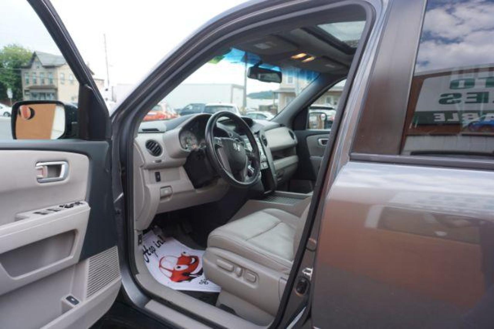 2011 Mocha Metallic /Gray Leather Interior Honda Pilot EX-L 4WD 5-Spd AT (5FNYF4H59BB) with an 3.5L V6 SOHC 24V engine, 5-Speed Automatic transmission, located at 312 Centre Ave, Schuylkill Haven, PA, 17972, (570) 593-5278, 40.638130, -76.177383 - Photo#18