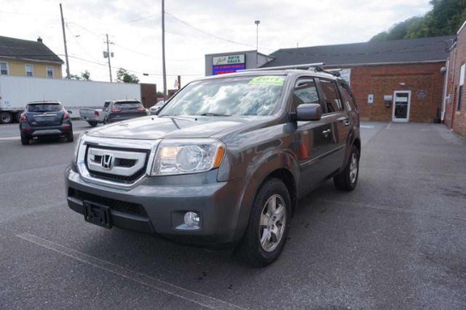 2011 Mocha Metallic /Gray Leather Interior Honda Pilot EX-L 4WD 5-Spd AT (5FNYF4H59BB) with an 3.5L V6 SOHC 24V engine, 5-Speed Automatic transmission, located at 312 Centre Ave, Schuylkill Haven, PA, 17972, (570) 593-5278, 40.638130, -76.177383 - Photo#4