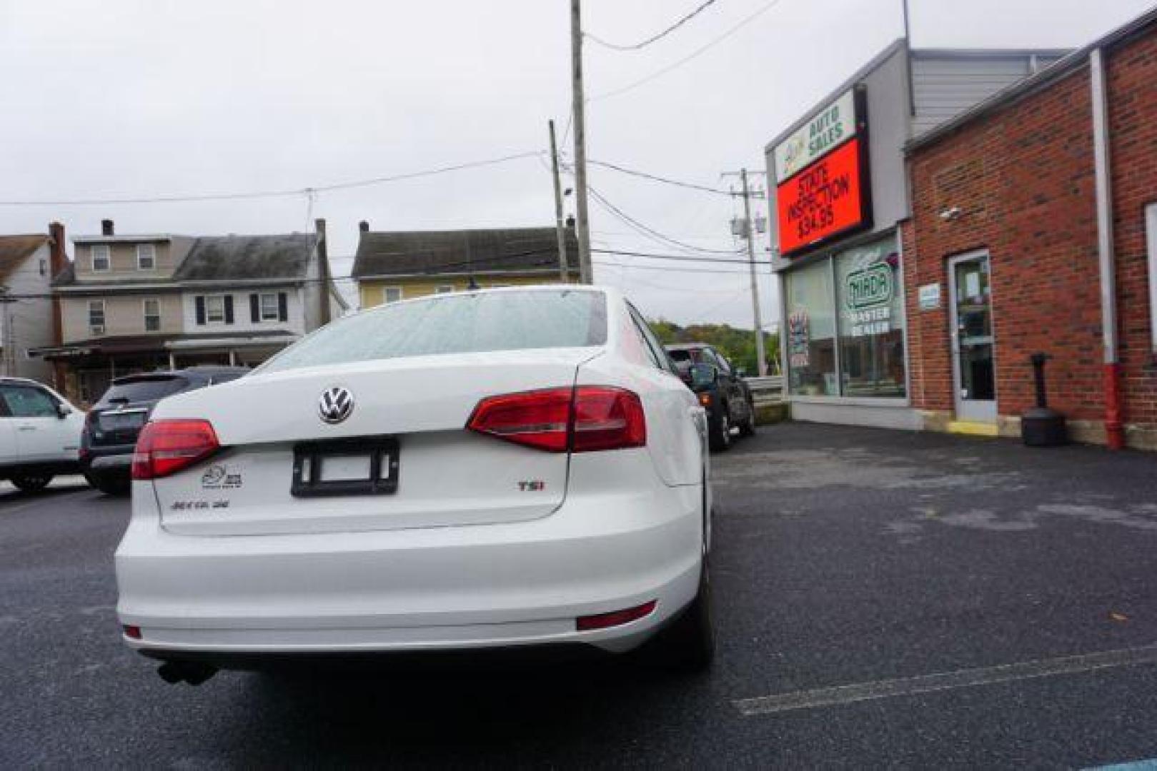 2015 Pure White Volkswagen Jetta SE 6A (3VWD17AJ2FM) with an 1.8L L4 DOHC 16V engine, 6-Speed Automatic transmission, located at 312 Centre Ave, Schuylkill Haven, PA, 17972, (570) 593-5278, 40.638130, -76.177383 - aluminum/alloy wheels, back up camera, blind spot monitor, fog lights, passive keyless entry, power sunroof, synthetic leather seats. - Photo#15