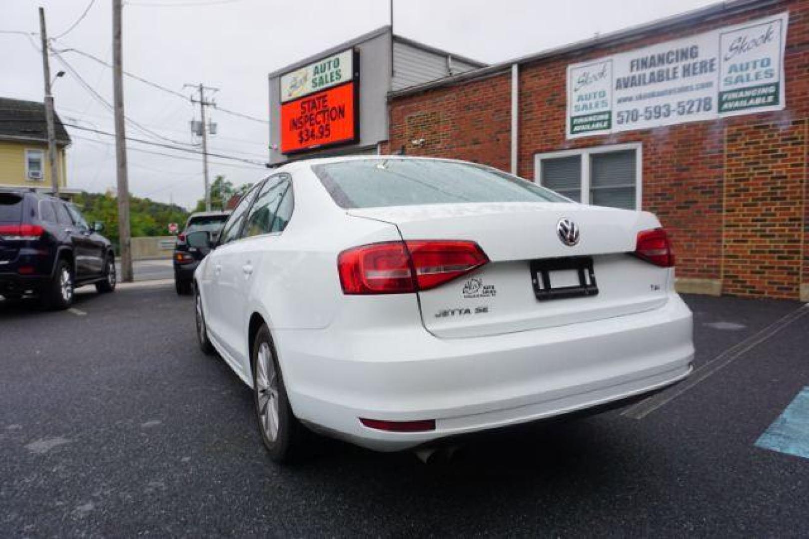 2015 Pure White Volkswagen Jetta SE 6A (3VWD17AJ2FM) with an 1.8L L4 DOHC 16V engine, 6-Speed Automatic transmission, located at 312 Centre Ave, Schuylkill Haven, PA, 17972, (570) 593-5278, 40.638130, -76.177383 - aluminum/alloy wheels, back up camera, blind spot monitor, fog lights, passive keyless entry, power sunroof, synthetic leather seats. - Photo#17