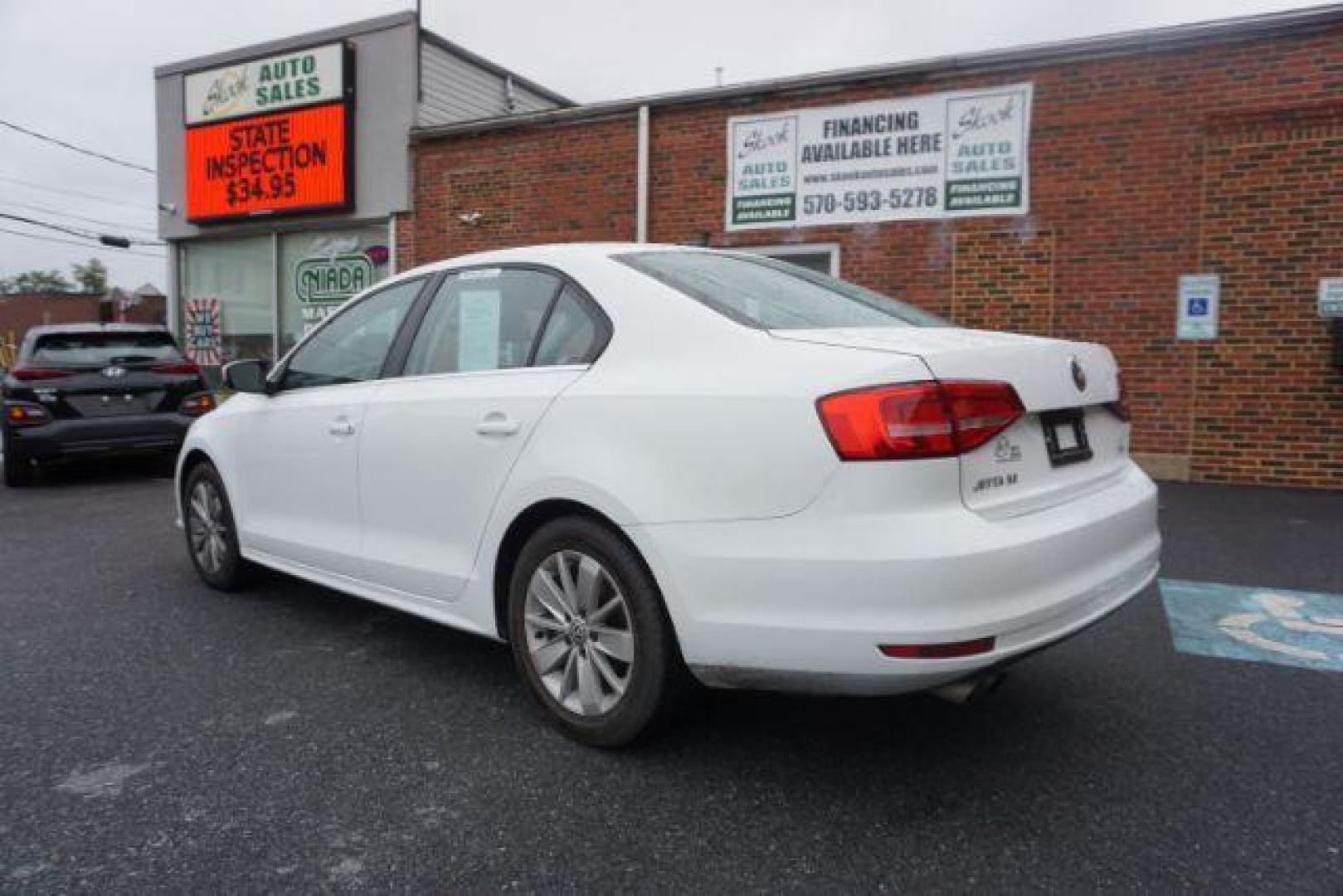 2015 Pure White Volkswagen Jetta SE 6A (3VWD17AJ2FM) with an 1.8L L4 DOHC 16V engine, 6-Speed Automatic transmission, located at 312 Centre Ave, Schuylkill Haven, PA, 17972, (570) 593-5278, 40.638130, -76.177383 - aluminum/alloy wheels, back up camera, blind spot monitor, fog lights, passive keyless entry, power sunroof, synthetic leather seats. - Photo#18