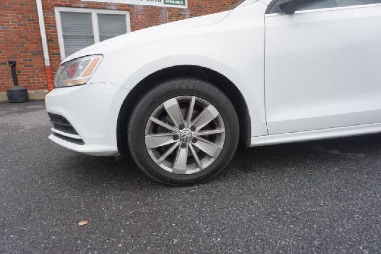 2015 Pure White Volkswagen Jetta SE 6A (3VWD17AJ2FM) with an 1.8L L4 DOHC 16V engine, 6-Speed Automatic transmission, located at 312 Centre Ave, Schuylkill Haven, PA, 17972, (570) 593-5278, 40.638130, -76.177383 - aluminum/alloy wheels, back up camera, blind spot monitor, fog lights, passive keyless entry, power sunroof, synthetic leather seats. - Photo#3