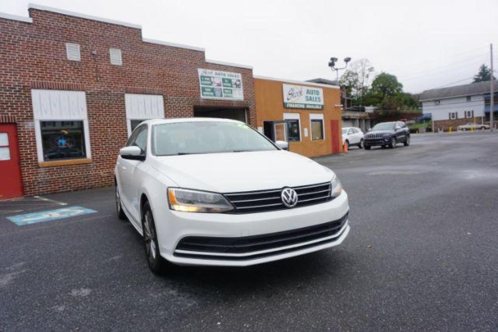 2015 Pure White Volkswagen Jetta SE 6A (3VWD17AJ2FM) with an 1.8L L4 DOHC 16V engine, 6-Speed Automatic transmission, located at 312 Centre Ave, Schuylkill Haven, PA, 17972, (570) 593-5278, 40.638130, -76.177383 - aluminum/alloy wheels, back up camera, blind spot monitor, fog lights, passive keyless entry, power sunroof, synthetic leather seats. - Photo#7