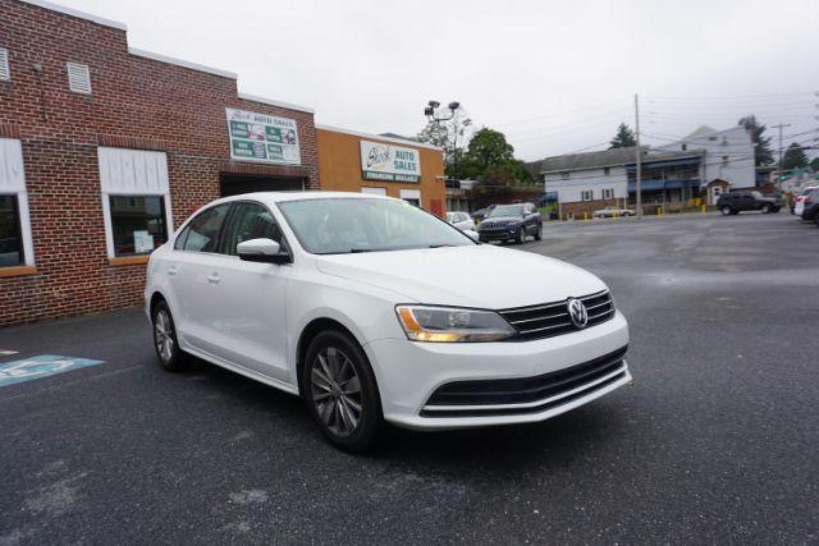 2015 Pure White Volkswagen Jetta SE 6A (3VWD17AJ2FM) with an 1.8L L4 DOHC 16V engine, 6-Speed Automatic transmission, located at 312 Centre Ave, Schuylkill Haven, PA, 17972, (570) 593-5278, 40.638130, -76.177383 - aluminum/alloy wheels, back up camera, blind spot monitor, fog lights, passive keyless entry, power sunroof, synthetic leather seats. - Photo#8