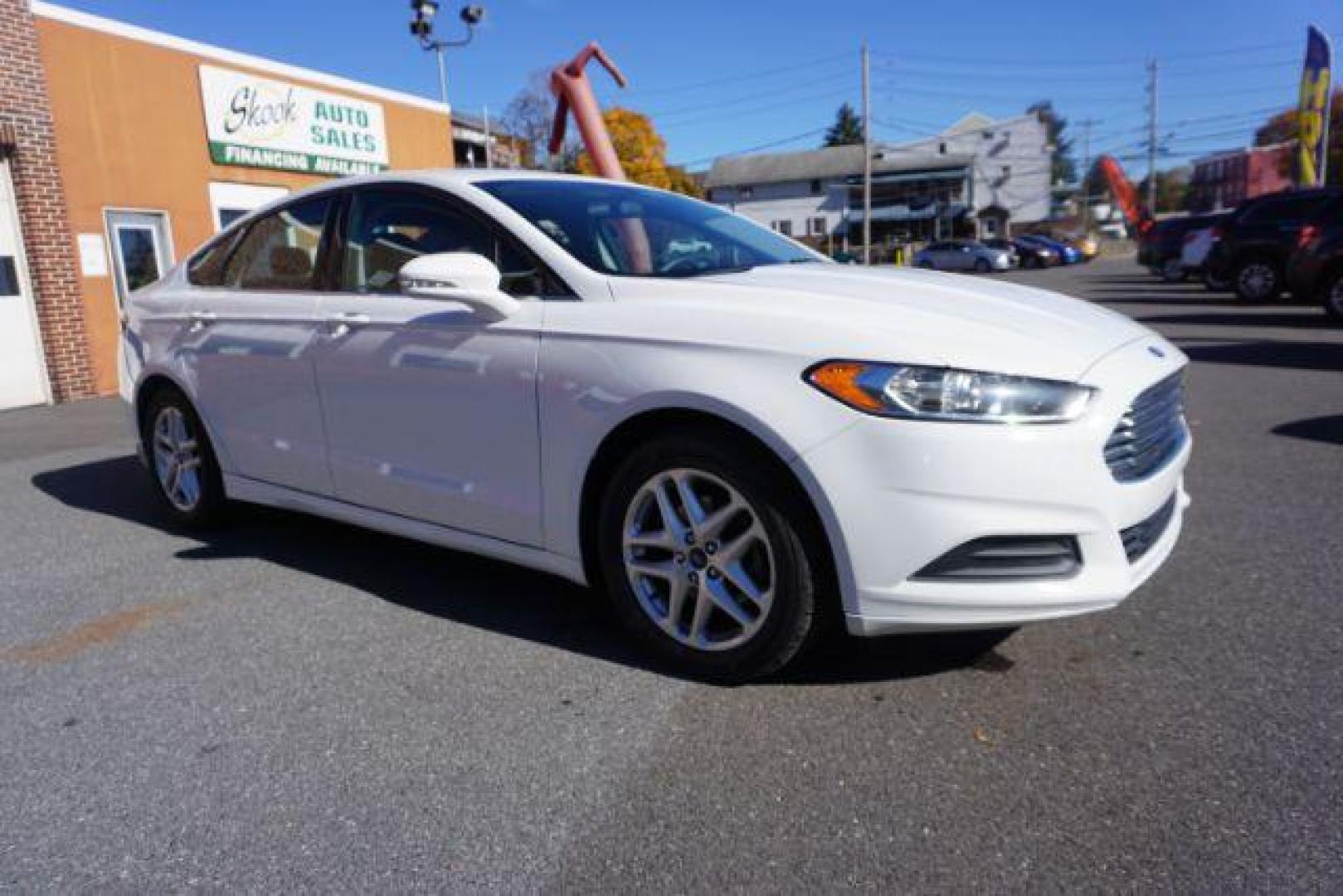 2016 White Platinum Metallic Tri-Coat /Charcoal Black, cloth Ford Fusion SE (1FA6P0H73G5) with an 2.5L L4 DOHC 16V engine, 6-Speed Automatic transmission, located at 312 Centre Ave, Schuylkill Haven, PA, 17972, (570) 593-5278, 40.638130, -76.177383 - fog lights, rear parking sensors - Photo#6