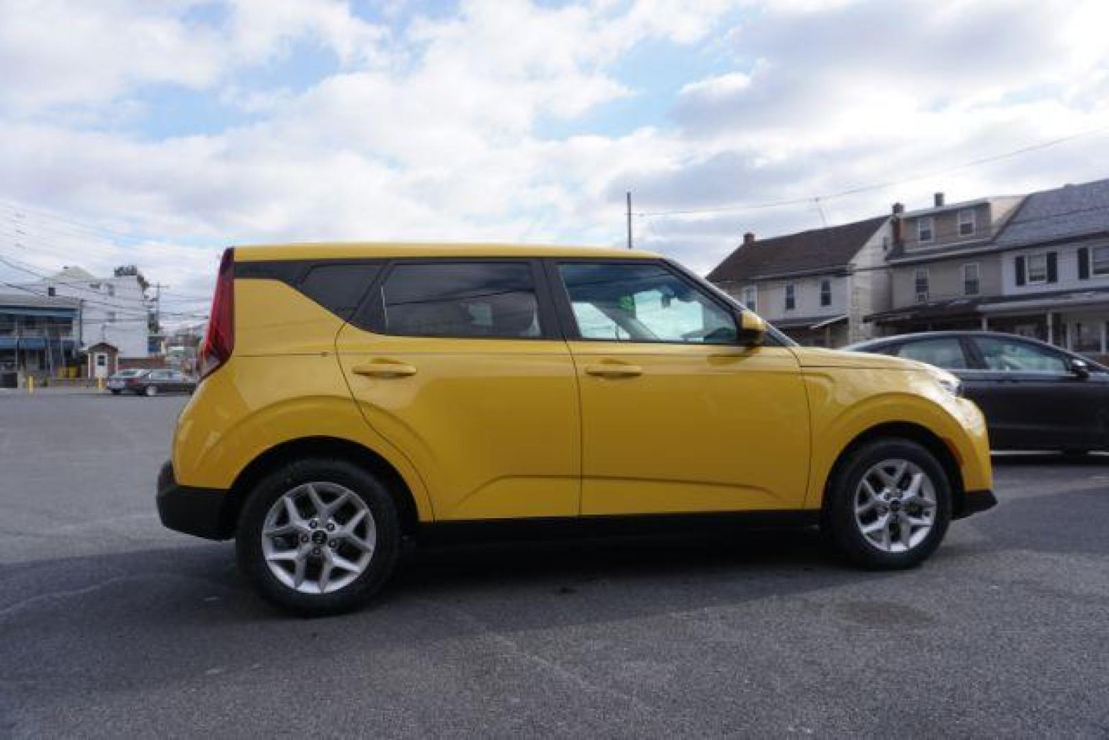 2020 Solar Yellow /Gray Two-Tone Woven Cloth, cloth Kia Soul S (KNDJ23AUXL7) with an 2.0L L4 DOHC 16V engine, Continuously Variable Transmission transmission, located at 312 Centre Ave, Schuylkill Haven, PA, 17972, (570) 593-5278, 40.638130, -76.177383 - Photo#10