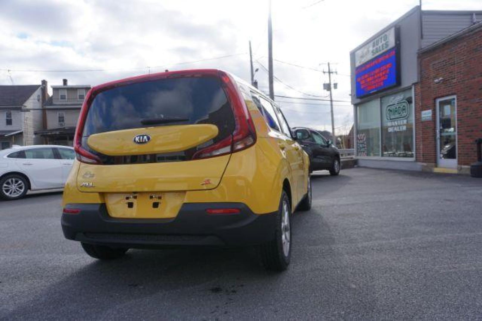 2020 Solar Yellow /Gray Two-Tone Woven Cloth, cloth Kia Soul S (KNDJ23AUXL7) with an 2.0L L4 DOHC 16V engine, Continuously Variable Transmission transmission, located at 312 Centre Ave, Schuylkill Haven, PA, 17972, (570) 593-5278, 40.638130, -76.177383 - Photo#12