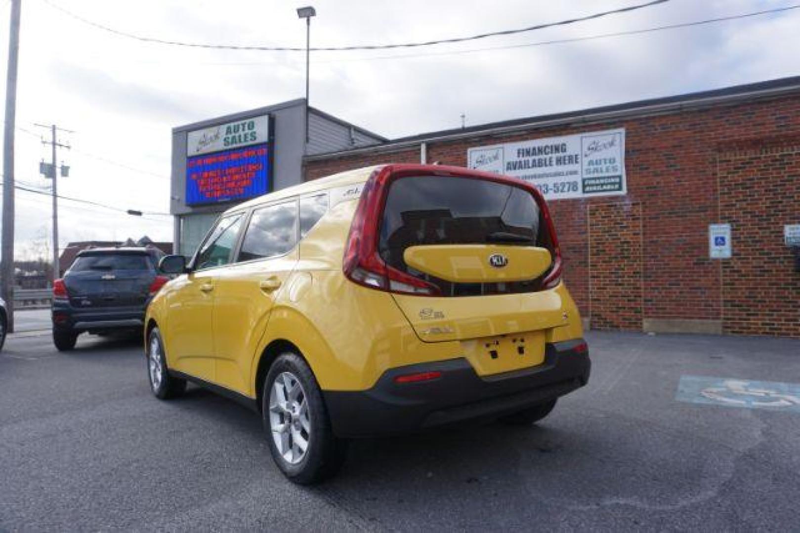 2020 Solar Yellow /Gray Two-Tone Woven Cloth, cloth Kia Soul S (KNDJ23AUXL7) with an 2.0L L4 DOHC 16V engine, Continuously Variable Transmission transmission, located at 312 Centre Ave, Schuylkill Haven, PA, 17972, (570) 593-5278, 40.638130, -76.177383 - Photo#15