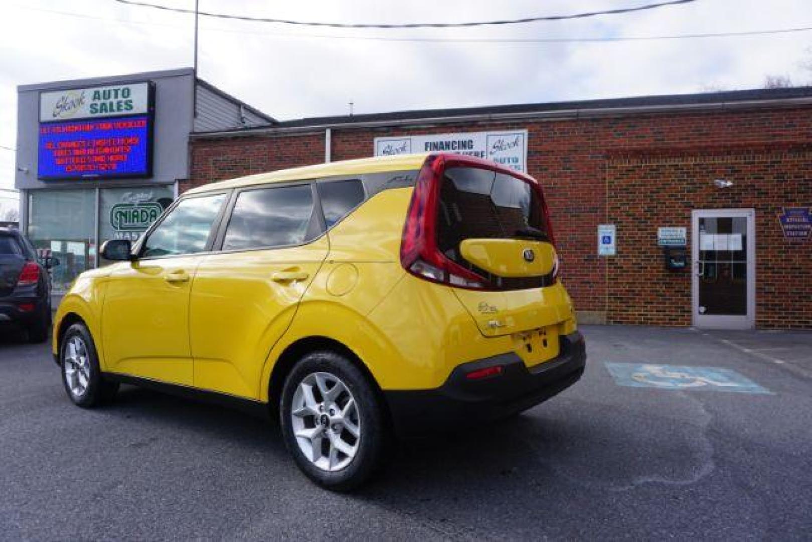 2020 Solar Yellow /Gray Two-Tone Woven Cloth, cloth Kia Soul S (KNDJ23AUXL7) with an 2.0L L4 DOHC 16V engine, Continuously Variable Transmission transmission, located at 312 Centre Ave, Schuylkill Haven, PA, 17972, (570) 593-5278, 40.638130, -76.177383 - Photo#16