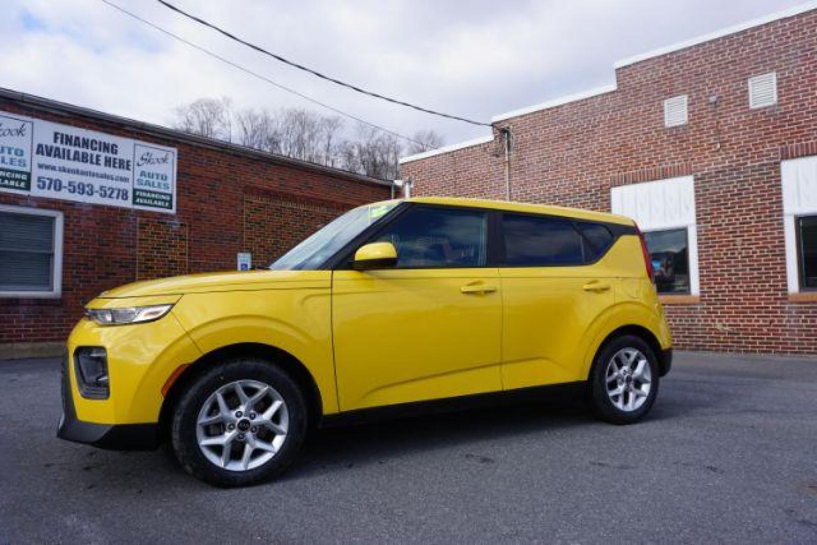 2020 Solar Yellow /Gray Two-Tone Woven Cloth, cloth Kia Soul S (KNDJ23AUXL7) with an 2.0L L4 DOHC 16V engine, Continuously Variable Transmission transmission, located at 312 Centre Ave, Schuylkill Haven, PA, 17972, (570) 593-5278, 40.638130, -76.177383 - Photo#1