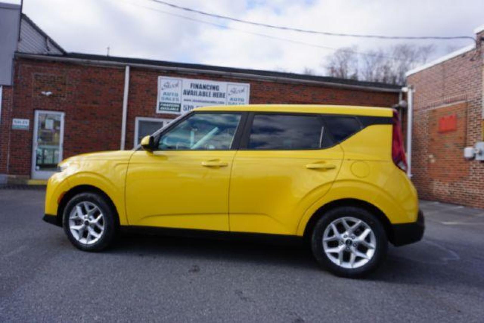 2020 Solar Yellow /Gray Two-Tone Woven Cloth, cloth Kia Soul S (KNDJ23AUXL7) with an 2.0L L4 DOHC 16V engine, Continuously Variable Transmission transmission, located at 312 Centre Ave, Schuylkill Haven, PA, 17972, (570) 593-5278, 40.638130, -76.177383 - Photo#19