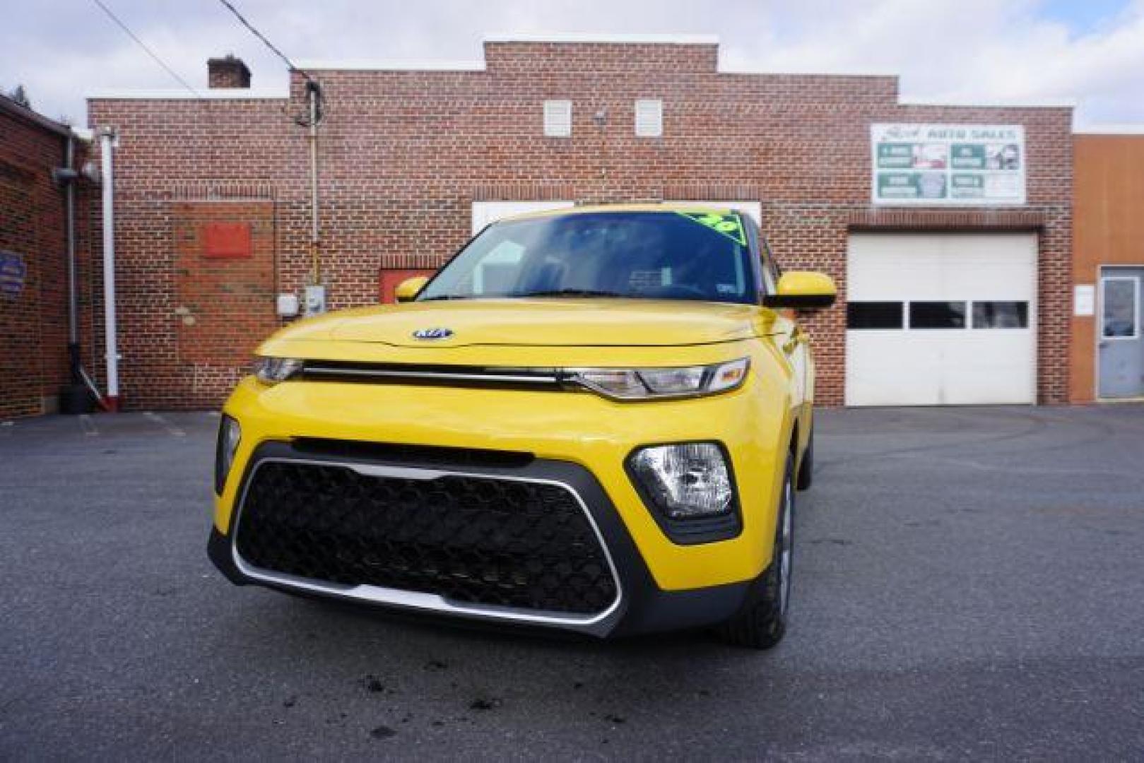 2020 Solar Yellow /Gray Two-Tone Woven Cloth, cloth Kia Soul S (KNDJ23AUXL7) with an 2.0L L4 DOHC 16V engine, Continuously Variable Transmission transmission, located at 312 Centre Ave, Schuylkill Haven, PA, 17972, (570) 593-5278, 40.638130, -76.177383 - Photo#3