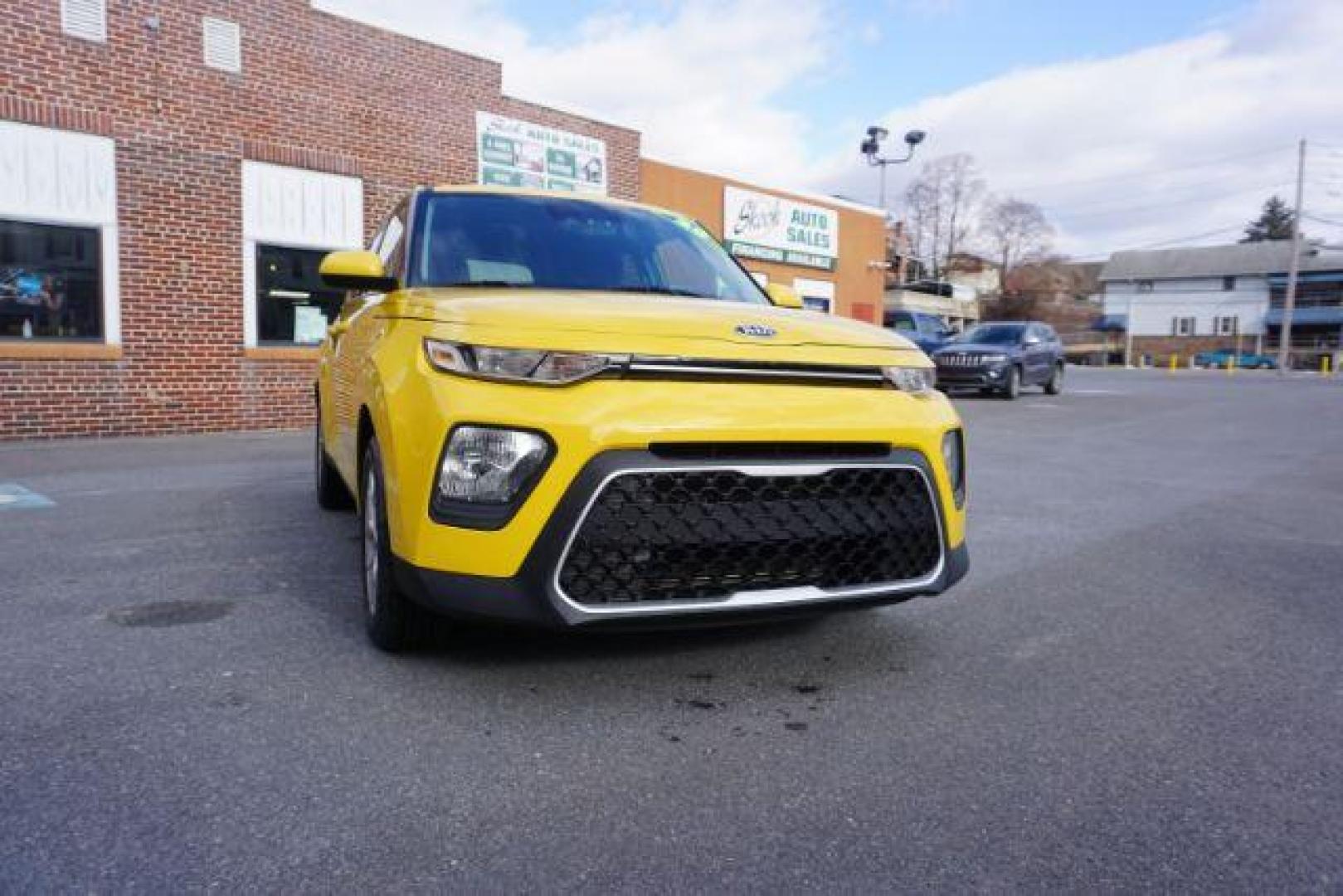 2020 Solar Yellow /Gray Two-Tone Woven Cloth, cloth Kia Soul S (KNDJ23AUXL7) with an 2.0L L4 DOHC 16V engine, Continuously Variable Transmission transmission, located at 312 Centre Ave, Schuylkill Haven, PA, 17972, (570) 593-5278, 40.638130, -76.177383 - Photo#6