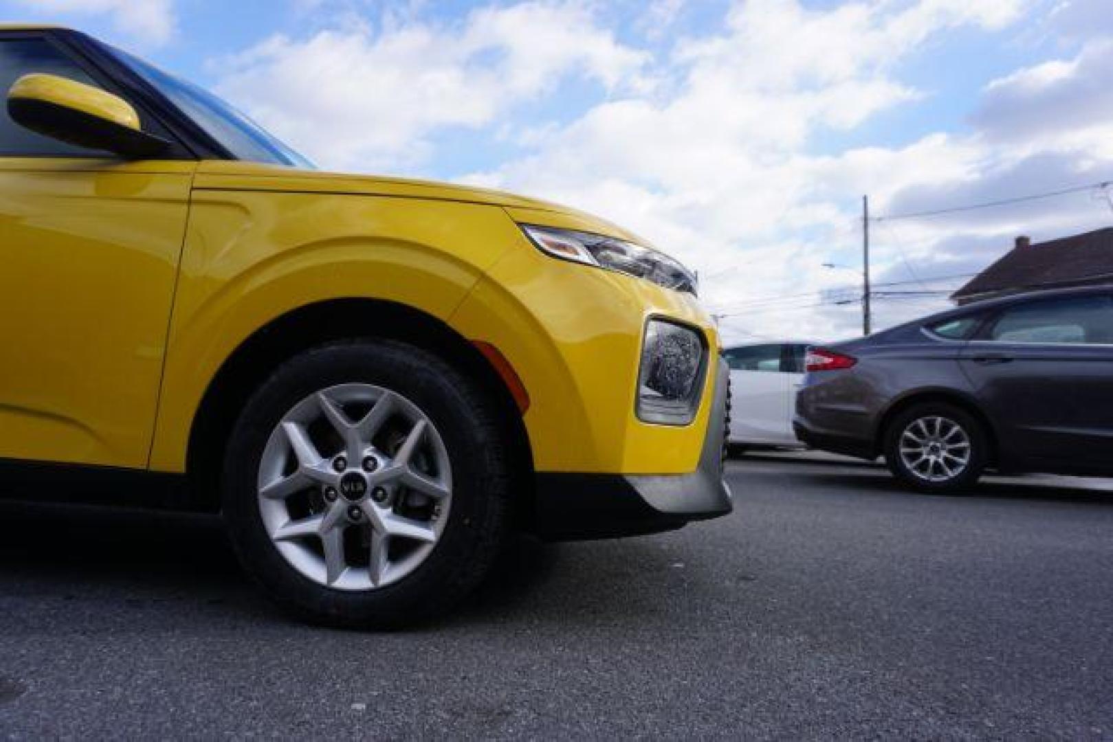 2020 Solar Yellow /Gray Two-Tone Woven Cloth, cloth Kia Soul S (KNDJ23AUXL7) with an 2.0L L4 DOHC 16V engine, Continuously Variable Transmission transmission, located at 312 Centre Ave, Schuylkill Haven, PA, 17972, (570) 593-5278, 40.638130, -76.177383 - Photo#8