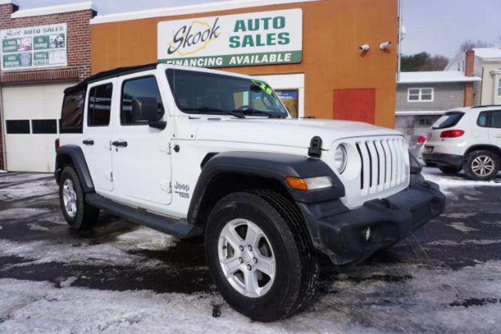 2018 white /black cloth Jeep Wrangler Unlimited Sport (1C4HJXDG1JW) with an 3.6L V6 DOHC 24V FFV engine, 6-Speed Automatic transmission, located at 312 Centre Ave, Schuylkill Haven, PA, 17972, (570) 593-5278, 40.638130, -76.177383 - Photo#13