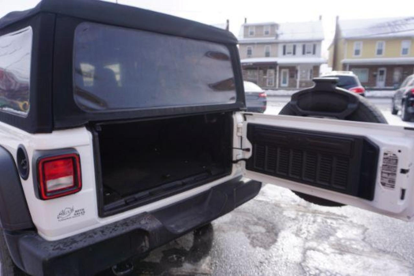 2018 white /black cloth Jeep Wrangler Unlimited Sport (1C4HJXDG1JW) with an 3.6L V6 DOHC 24V FFV engine, 6-Speed Automatic transmission, located at 312 Centre Ave, Schuylkill Haven, PA, 17972, (570) 593-5278, 40.638130, -76.177383 - Photo#36